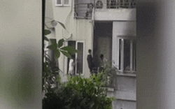 Clip NÓNG 24h: Cháy lớn ở Hà Nội, gia đình 5 người cả cụ già trẻ nhỏ trèo ban công thoát thân