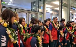 Video: HLV Mai Đức Chung và các nữ cầu thủ xúc động khi về nước được đông đảo người hâm mộ nồng nhiệt chào đón