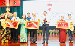 Nguyên Bí thư Thành ủy TP.HCM Lê Thanh Hải nhận Huy hiệu 55 năm tuổi Đảng