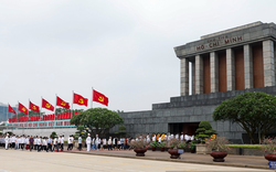 Hàng đoàn khách quốc tế vào Lăng viếng Chủ tịch Hồ Chí Minh trong ngày sinh nhật Bác