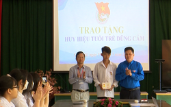 Trao huy hiệu "Tuổi trẻ dũng cảm" cho nam sinh lớp 10 cứu 3 nữ sinh đuối nước