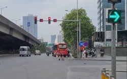 Người dân ngán ngẩm vì xe khách nhồi nhét, bắt khách dọc đường khi quay lại Hà Nội