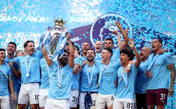 Man City ăn mừng ngôi vương Premier League, CĐV mơ tới “cú ăn ba”