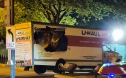 Clip: Chiếc xe tải "đáng ngờ" lao vào hàng rào gần Nhà Trắng, tài xế đã bị bắt giữ