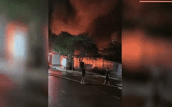 Clip NÓNG 24h: Cháy chợ Vina tại Vĩnh Phúc khiến 2 ô tô cùng hàng chục ki-ốt bị thiêu rụi