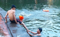 Trẻ em Hà Nội tắm "giải nhiệt" ở hồ nghìn năm tuổi 