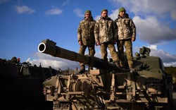 Ukraine tung video siêu tăng 'Kẻ thách thức' đè bẹp hàng rào phòng thủ 'răng rồng' của Nga