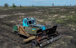 Nông dân Ukraine nghĩ ra cách mới lạ để huỷ thứ khủng khiếp quân Nga bỏ lại trên cánh đồng 