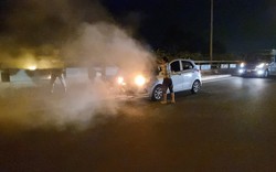 Clip NÓNG 24h: Ô tô bốc cháy trên đường ra sân bay Nội Bài, tài xế xe bồn và người dân ra sức dập lửa