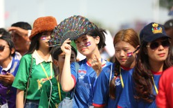 Hot girl Campuchia đội nắng chờ dự lễ khai mạc SEA Games 32