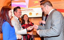 Chủ tịch Hội Doanh nhân trẻ Việt Nam trao đổi về tài chính xanh với Thủ tướng Luxembourg