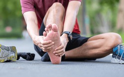 Sau chơi thể thao bị đau nhót gót chân coi chừng viêm cân gan bàn chân 