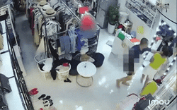 Clip NÓNG 24h: Thanh niên ở Vĩnh Phúc cầm dao khống chế, ép chủ shop quần áo "quan hệ" 