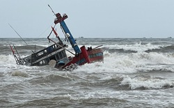 Thừa Thiên Huế: Giông lốc bất ngờ khiến 2 tàu cá gặp nạn trên biển