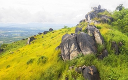 Một ngọn núi cao 1.152m ở Kon Tum có các hòn đá hình thù kỳ dị, vì sao nhiều người trẻ đang lên xem?