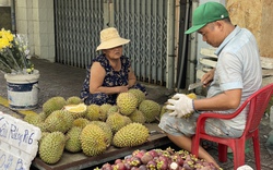 Sầu riêng 60.000 đồng/kg đầy đường Sài Gòn, vì sao nhiều nơi vẫn nhất quyết giá gấp đôi mới bán, mà vẫn đông khách?