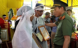 Vụ tấn công bằng súng tại Đắk Lắk: Tặng và truy tặng Huy hiệu Tuổi trẻ dũng cảm cho 5 công an