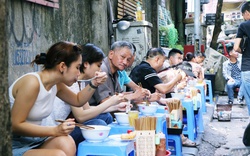 Phở Michelin gần 30 năm không biển hiệu ở Hà Nội, khách lúc nào cũng đông nghịt, ngồi vỉa hè thưởng thức