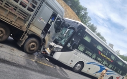 TT-Huế: Nguyên nhân xe tải và xe khách đấu đầu trên quốc lộ, nhiều người bị thương 