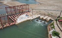 Sông Đà cạn kỷ lục, nhà máy cung cấp nước sạch cho Hà Nội phải lắp trạm bơm khẩn cấp 