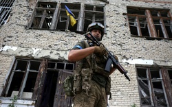 Binh sĩ Ukraine gồng mình bảo vệ ngôi làng vừa giải phóng từ Nga