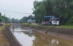 Ô tô chở 4 người lao xuống kênh, tài xế mất tích, 3 người thương vong