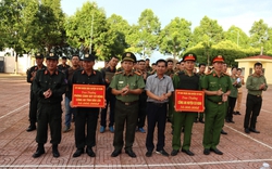 Khen thưởng đột xuất lực lượng công an trong việc truy bắt các đối tượng tấn công trụ sở xã ở Đắk Lắk
