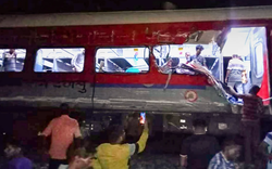 Tàu hỏa đâm nhau kinh hoàng ở Ấn Độ: Hơn 200 người chết, 900 người bị thương