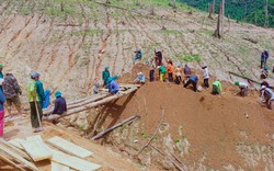 Nước hồ thủy điện lớn nhất Bắc miền Trung cạn khô không khốc, dân làm điều chưa từng có