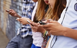 Giới trẻ cai nghiện smartphone bằng cách "làm bạn" với... điện thoại cục gạch