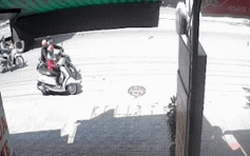 Clip NÓNG 24h: Nữ tiểu thương tại Bình Dương gào thét vô vọng khi bị 2 tên cướp giật túi tiền