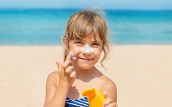 Chọn kem chống nắng mùa hè cho trẻ đúng cách: SPF bao nhiêu là đủ?