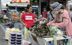 Bánh ú lá tre, lá xông, hoa tươi... xuống đường dịp Tết Đoan ngọ, bán không kịp