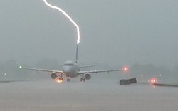 Clip: Máy bay chở khách ở Mỹ bị sét đánh thẳng xuống khi đang hạ cánh giữa cơn bão