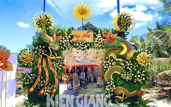 Cổng cưới hoa, lá, cành, rau, củ, quả ở Kiên Giang, hễ đến đám ai cũng chụp hình, quay phim