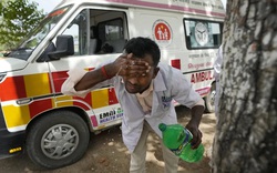 Những chiếc xe cứu thương giành giật sự sống cho bệnh nhân sốc nhiệt ở Ấn Độ