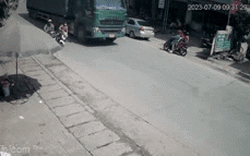 Clip NÓNG 24h: Ngã xuống đường sau va chạm, người đàn ông bị xe đầu kéo cán tử vong tại Phú Thọ 