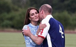 Hoàng tử William ôm hôn vợ ngọt ngào mừng chiến thắng trên sân đấu
