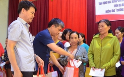 Trao xe đạp cho học sinh và nhiều suất quà cho bà con ngư dân nghèo ở Nghi Xuân (Hà Tĩnh)