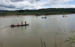Thuyền chở bắp bị lật trên sông, 2 người đàn ông mất tích