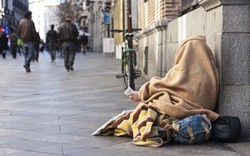Clip: Người vô gia cư ở Tây Ban Nha kiệt sức dưới cái nóng 40 độ 