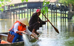 Đến làng này ở TT-Huế thấy cầu ngói cổ bắc qua dòng sông Như Ý, khách Tây bơi thuyền xem thả lưới bắt cá