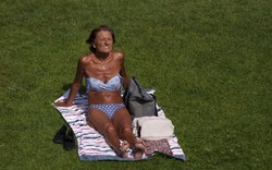 Người dân Châu Âu tiếp tục hứng chịu thời tiết nóng nực "phát rồ"