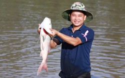 Cả làng ở Hà Tĩnh ùa xuống hồ thủy lợi bắt cá, vui như trẩy hội