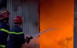 Clip NÓNG 24h: Cảnh sát dập lửa cứu gia đình 4 người trong đám cháy 2 công ty ở TP.HCM 