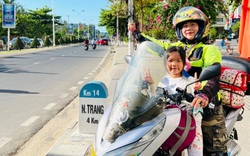 Bà U60 cùng cháu chinh phục cung đường biển đẹp nhất Việt Nam bằng xe máy