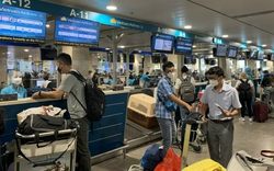 Hành khách đi máy bay lưu ý khi mang theo túi xách, vali tích hợp pin 