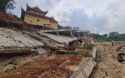 Sạt trượt sông Phó Đáy (Vĩnh Phúc) tái diễn, đền Mẫu có nguy cơ bị “nuốt chửng”