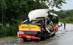 Hà Tĩnh: Xe buýt nát bét sau va chạm xe đầu kéo, 10 hành khách thoát chết trong gang tấc