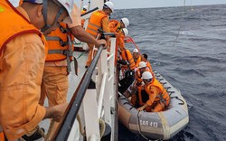 Vượt sóng cao hơn 3m, cứu nạn thành công 4 thuyền viên trôi dạt tại vùng biển quốc tế
